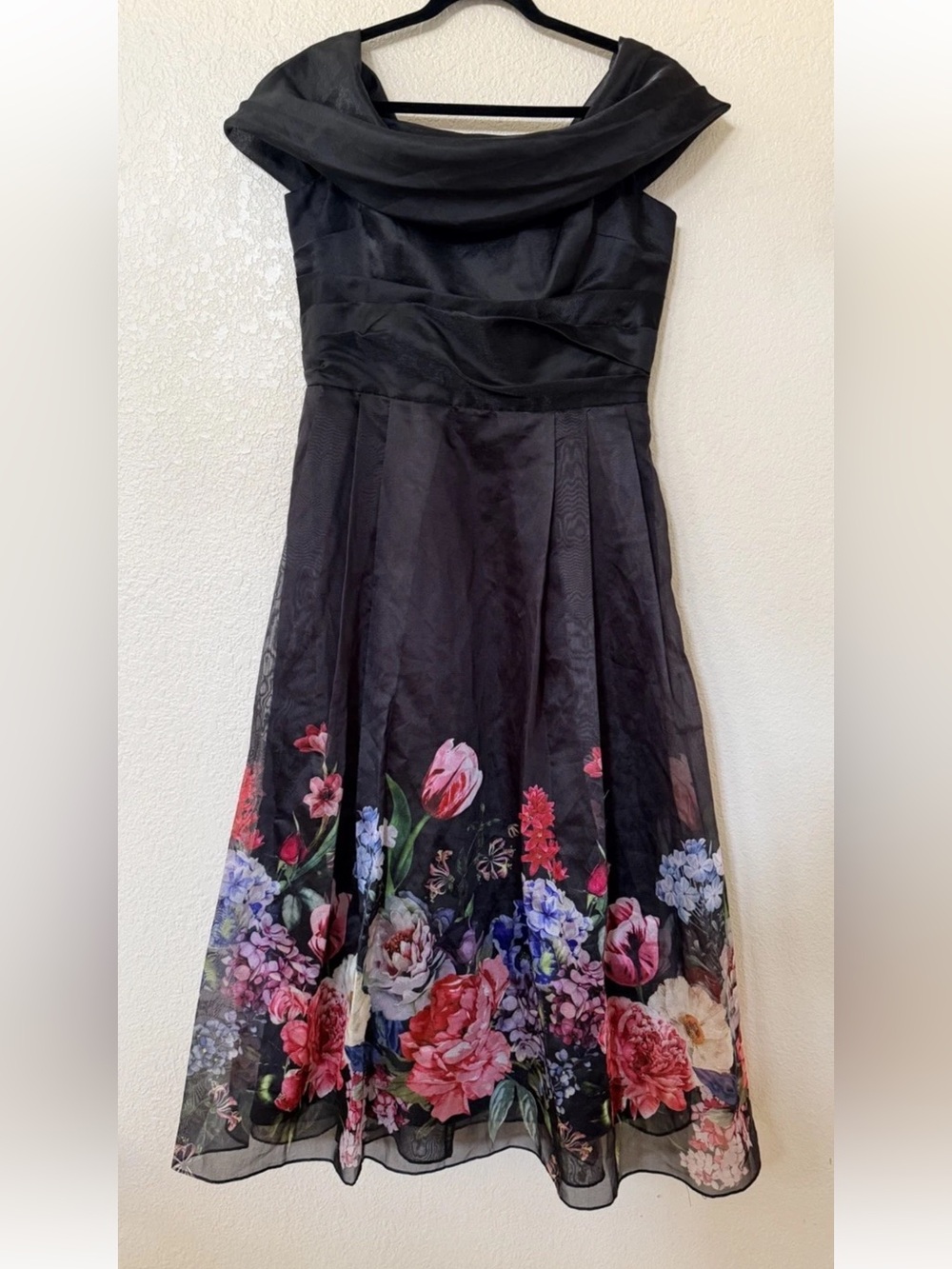 New Betsy & Adam Placed Floral Off the Shoulder Gown In Black/Red Size 4 $279 - Picture 4 of 10